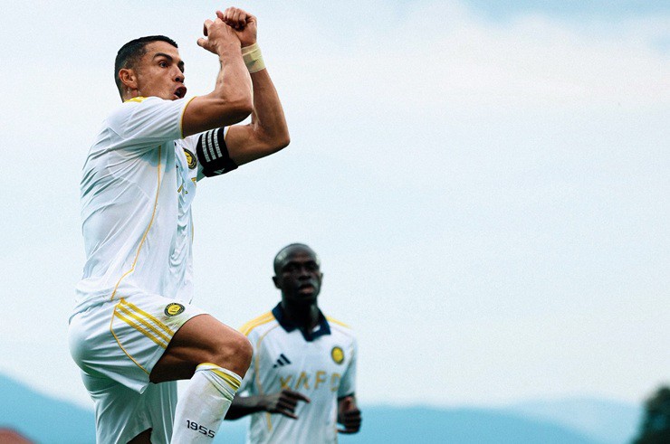 Ronaldo ăn mừng "siu" quen thuộc