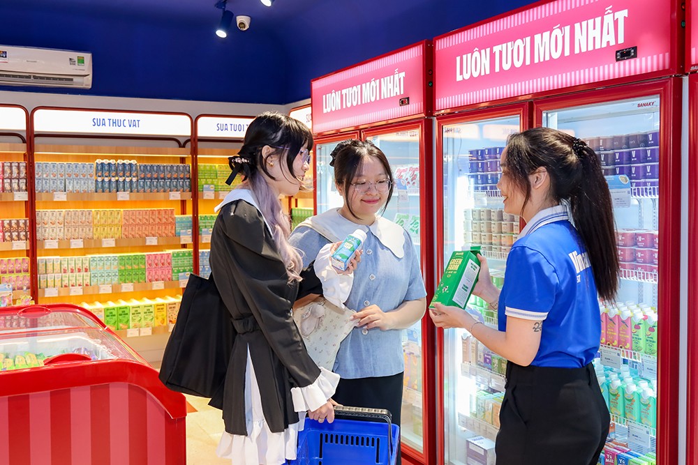 Đổi mới sản phẩm, “thay áo” các cửa hàng theo nhận diện thương hiệu mới giúp Vinamilk tiếp cận tốt hơn đến người tiêu dùng, tác động tích cực đến kết quả kinh doanh. Ảnh:&nbsp;Nguyên Phương