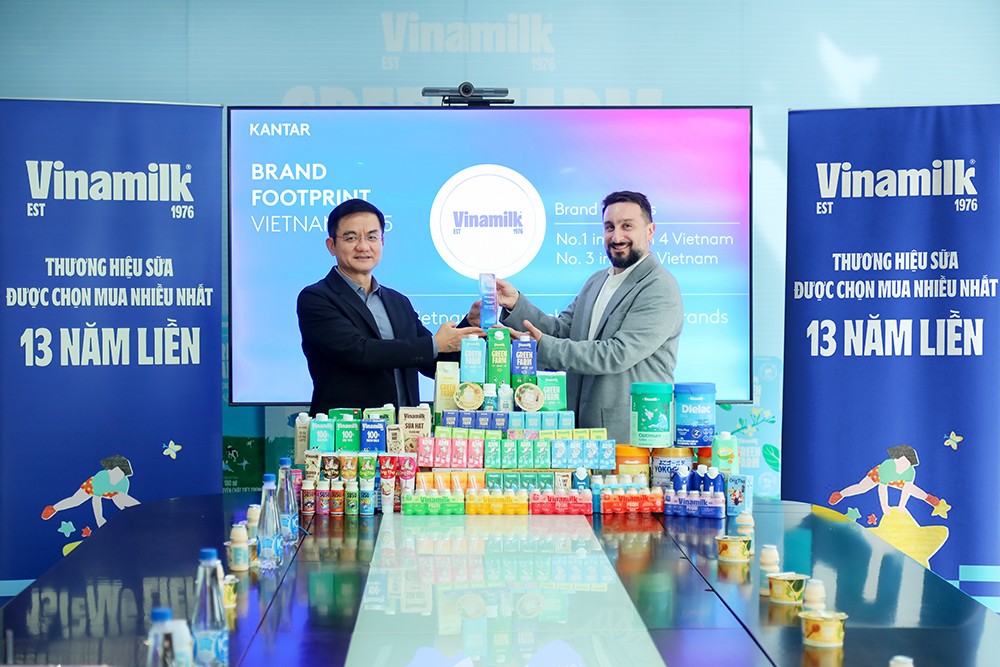 Ông Nguyễn Quang Trí, Giám đốc điều hành Marketing Vinamilk (bên trái), nhận danh hiệu Thương hiệu sữa được chọn mua nhiều nhất năm thứ 13 liên tiếp. Ảnh:&nbsp;Nguyên Phương