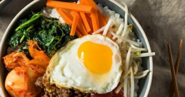 Gia đình ba người đi cấp cứu sau khi ăn trứng rán