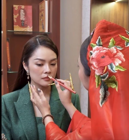 Nhiều nghệ sĩ tham gia quảng cáo làm môi, chân mày gắn mác phong thủy.