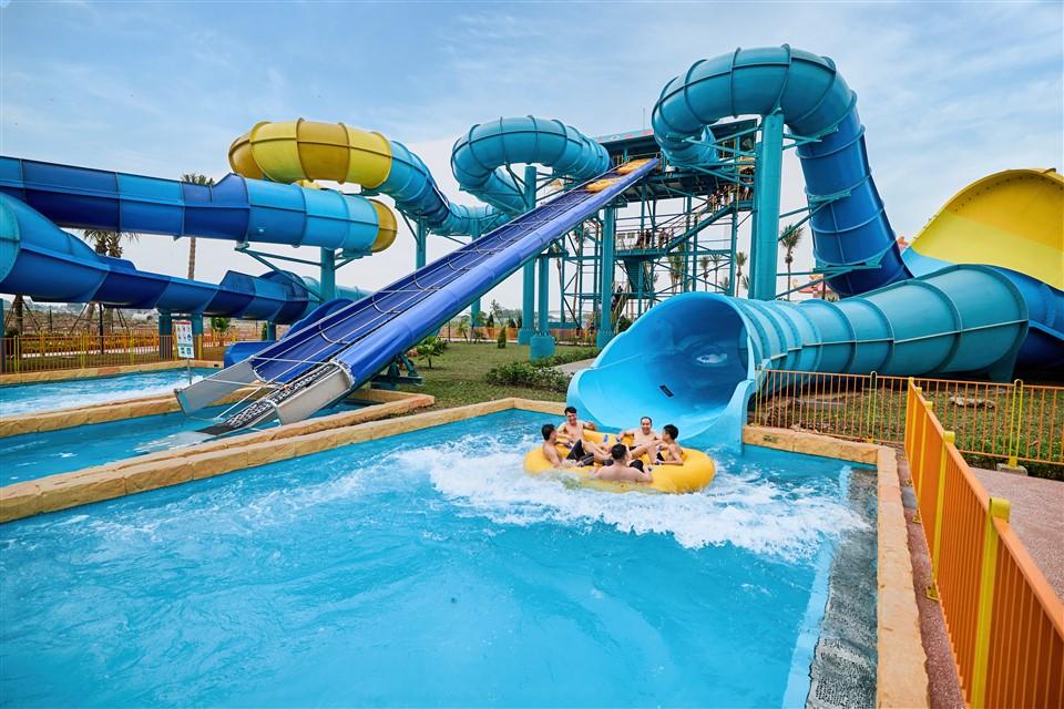 Với lợi thế gần thủ đô, Công viên nước Sun World Ha Nam trở thành điểm đến hút khách của miền Bắc dịp hè này
