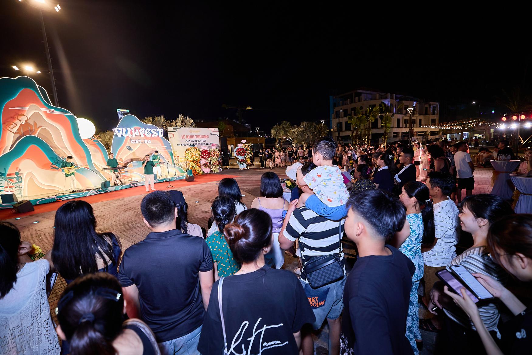 Chợ đêm Vui-Fest đi vào vận hành ổn định, hấp dẫn du khách Cát Bà. (Ảnh: Ánh Dương)