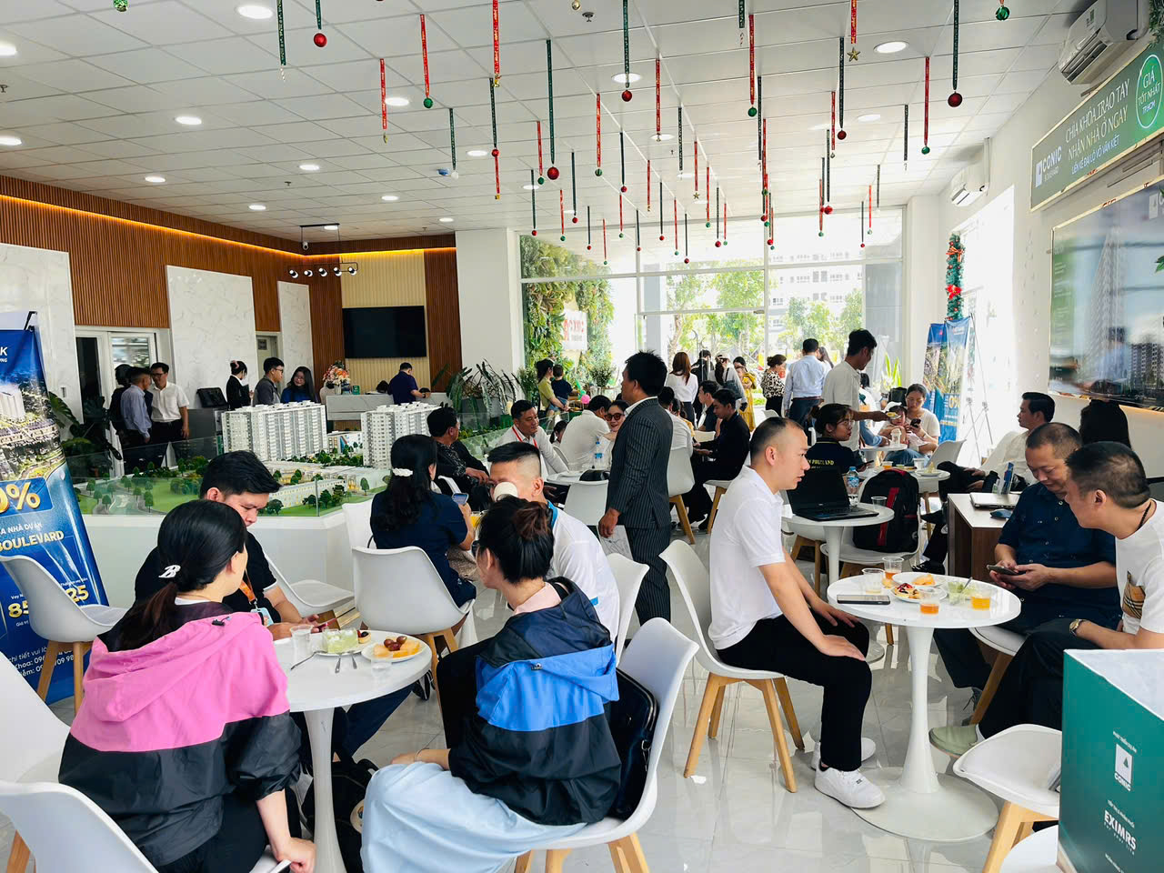 Không khí sôi động với nhiều lượt khách hàng đến tìm hiểu dự án Conic Boulevard – minh chứng cho sức hút ngày càng tăng của khu Tây TP.HCM. Ảnh: Conic.