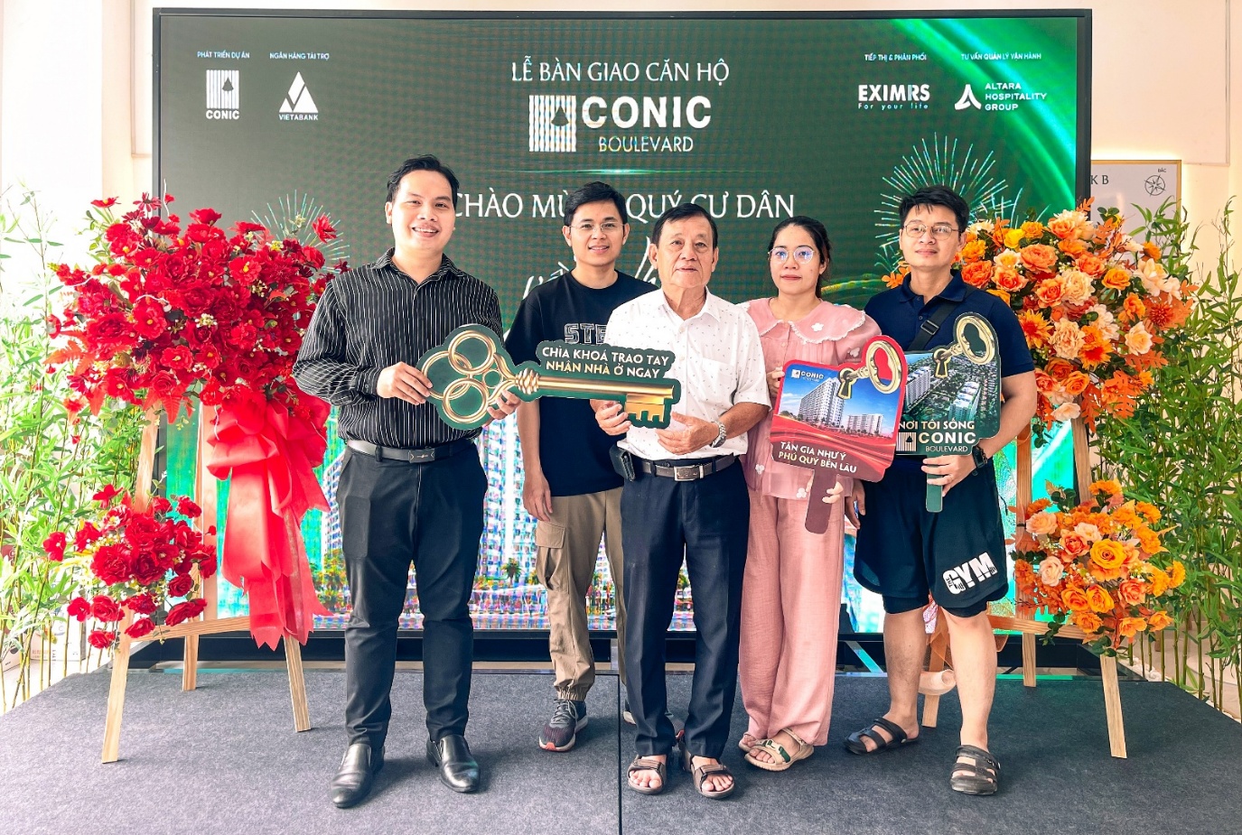 Khách hàng nhận nhà tại Conic Boulevard. Ảnh: Conic