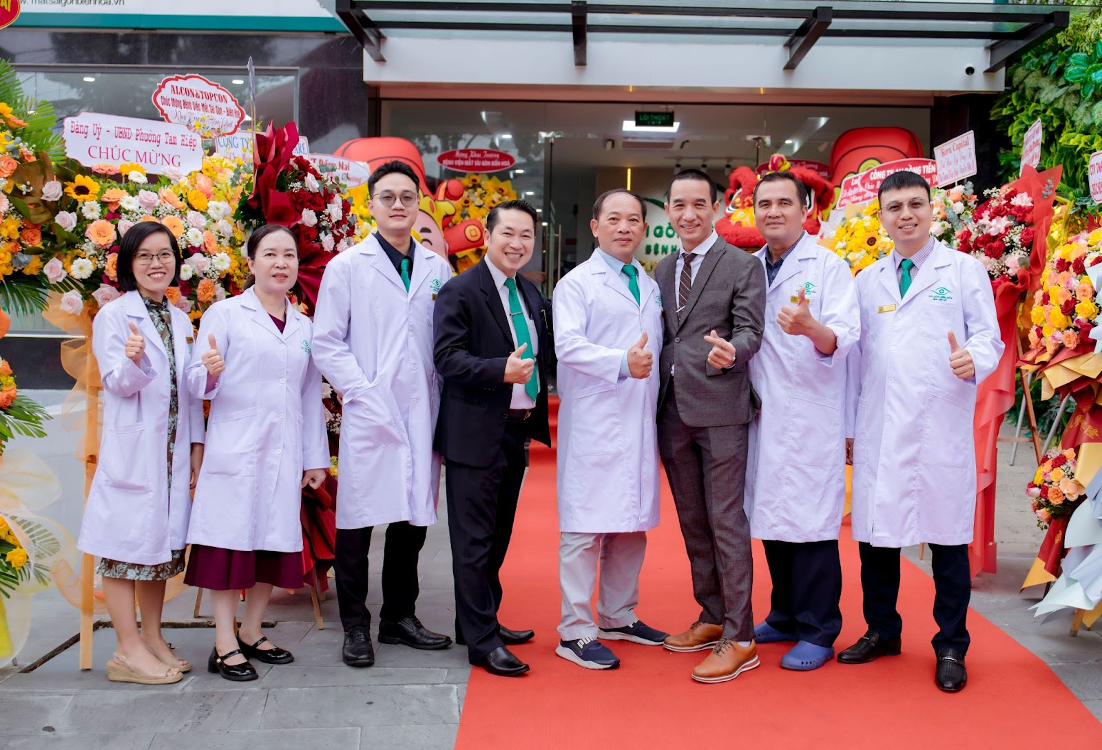 Đội ngũ Bác Sĩ nhãn khoa hơn 30 năm kinh nghiệm đến từ TP. Hồ Chí Minh trực tiếp thăm khám và điều trị
