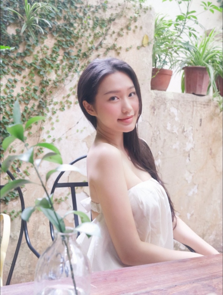 Trong những lần xuất hiện gần đây, cô ưu tiên trang phục khoe khéo vòng eo, bờ vai và đôi chân dài – những điểm mạnh hình thể vốn có.