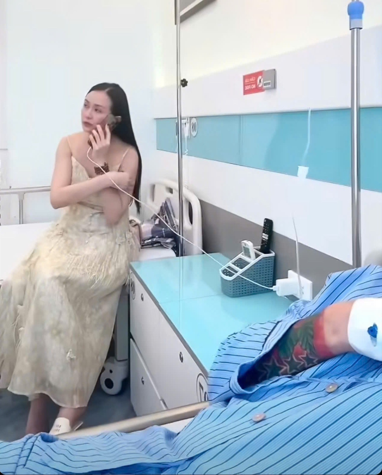 Tuấn Hưng đăng ảnh được Hương Baby chăm sóc trong bệnh viện.