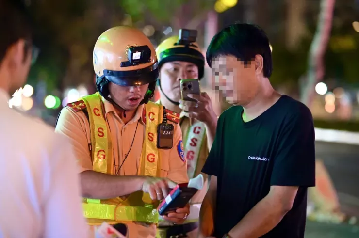 Anh NTĐ (ngụ TP.HCM) bị tổ công tác dừng xe kiểm tra. Kết quả kiểm tra cho thấy anh Đ có nồng độ cồn 1,143 mg/lít khí thở, vượt ngưỡng nhiều lần so với mức quy định. Ảnh: PHẠM HẢI
