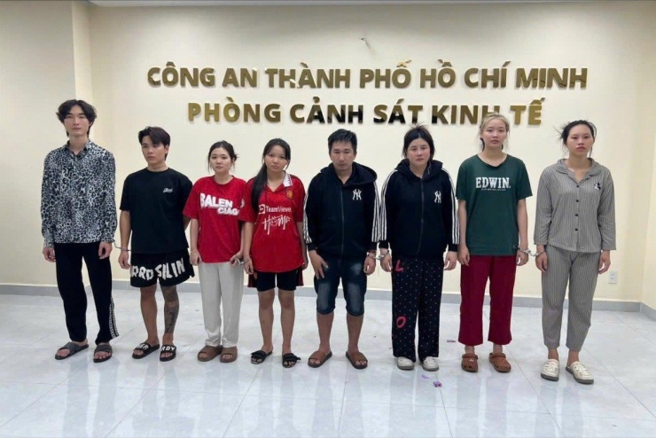 Huỳnh Văn Lực (ngoài cùng bên trái) cùng 7 bị can tại cơ quan công an.