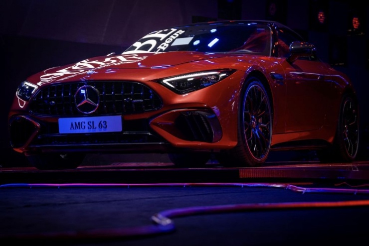 Mercedes-AMG SL 63 S E Performance cạnh tranh với các dòng siêu xe như Ferrari 296 GTS, Porsche 911 Turbo hay Bentley Continental GT Convertible. Ảnh: XH
