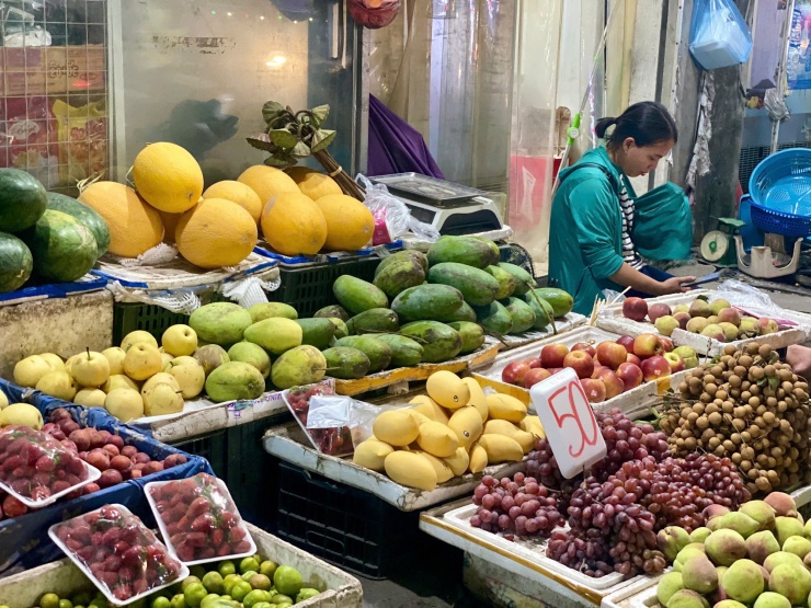 Thị trường hoa quả VIệt ghi nhận nhiều loại quả có xuất xứ từ Trung Quốc đang được bày bán.