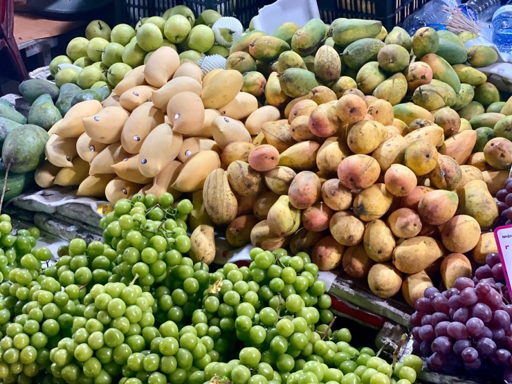 Bên cạnh các loại xoài của Việt Nam thì xoài Trung Quốc cũng đang được bày bán tràn ngập.