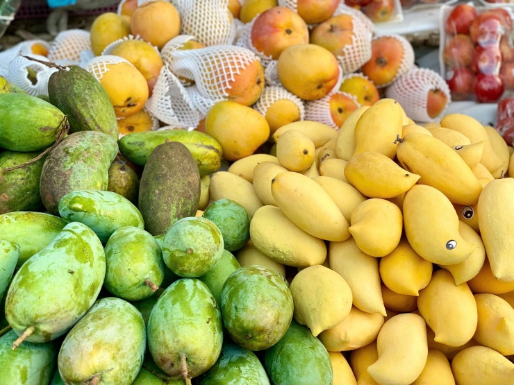 Nhiều người tiêu dùng ưa chuộng xoài móc câu vì hình thức bắt mắt và hương vị đặc biệt.