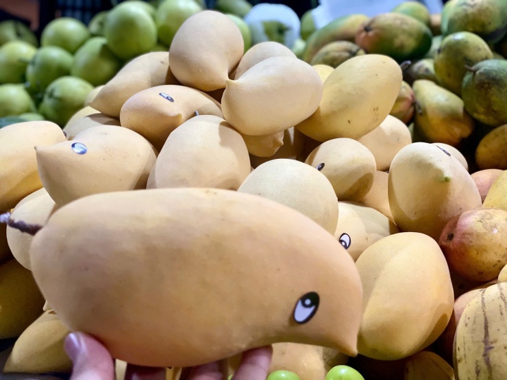 Nhiều tiểu thương dán thêm những "con mắt" để tạo điểm nhấn cho trái xoài, từ đó thu hút khách hàng.