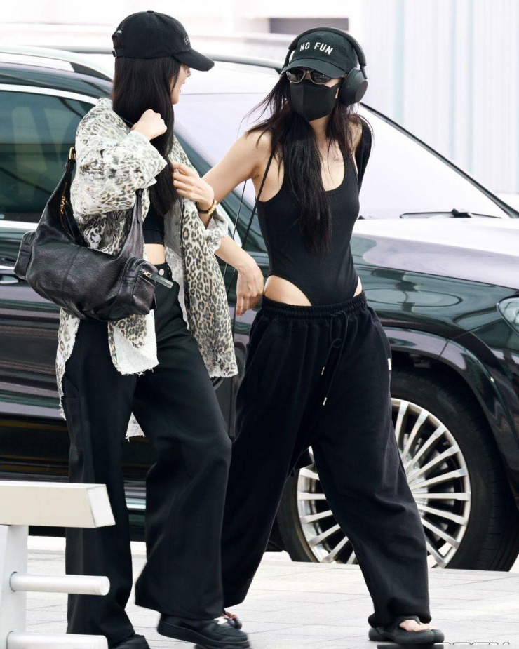 Jennie vừa có mặt ở sân bay cùng Ji Soo để bay sang Paris, chuẩn bị cho tour diễn châu Âu. Tại phi trường, nữ thần tượng gây xôn xao, thu hút bình luận trên mạng xã hội khi mặc đồ bơi khoét hông cùng quần tụt.