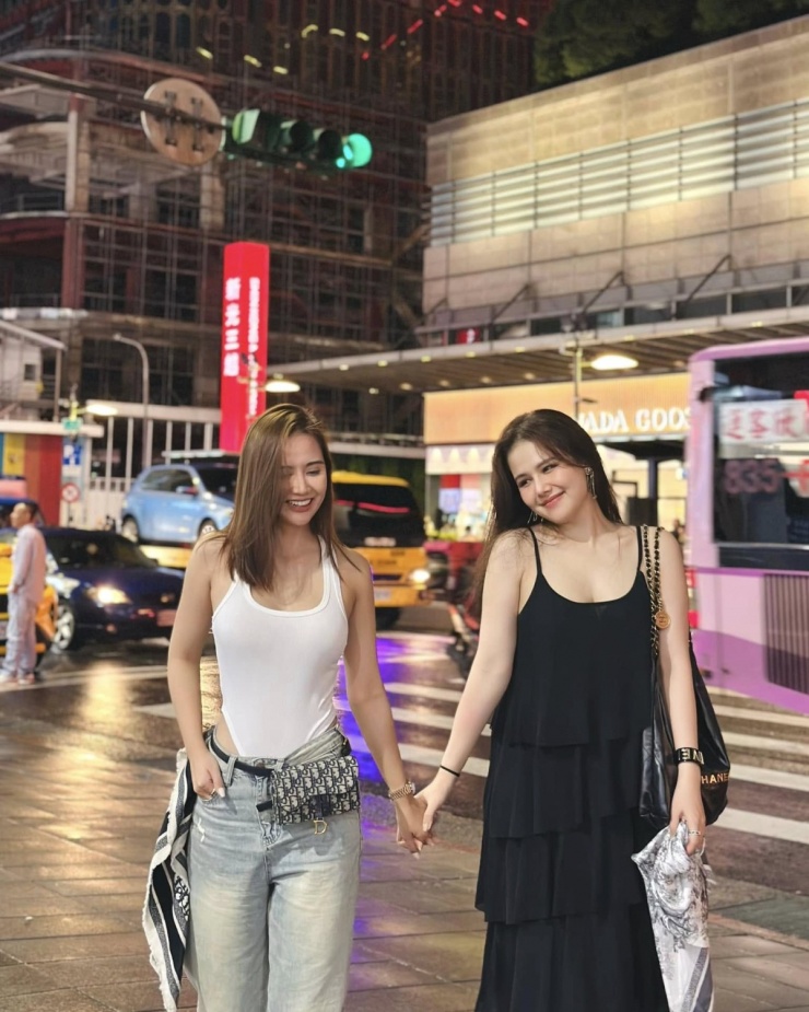 Dù thịnh hành nhiều năm, xu hướng vẫn được sao Việt ưa chuộng. Phan Minh Huyền (trái) cũng mặc áo tắm cùng quần cạp trễ dạo phố.