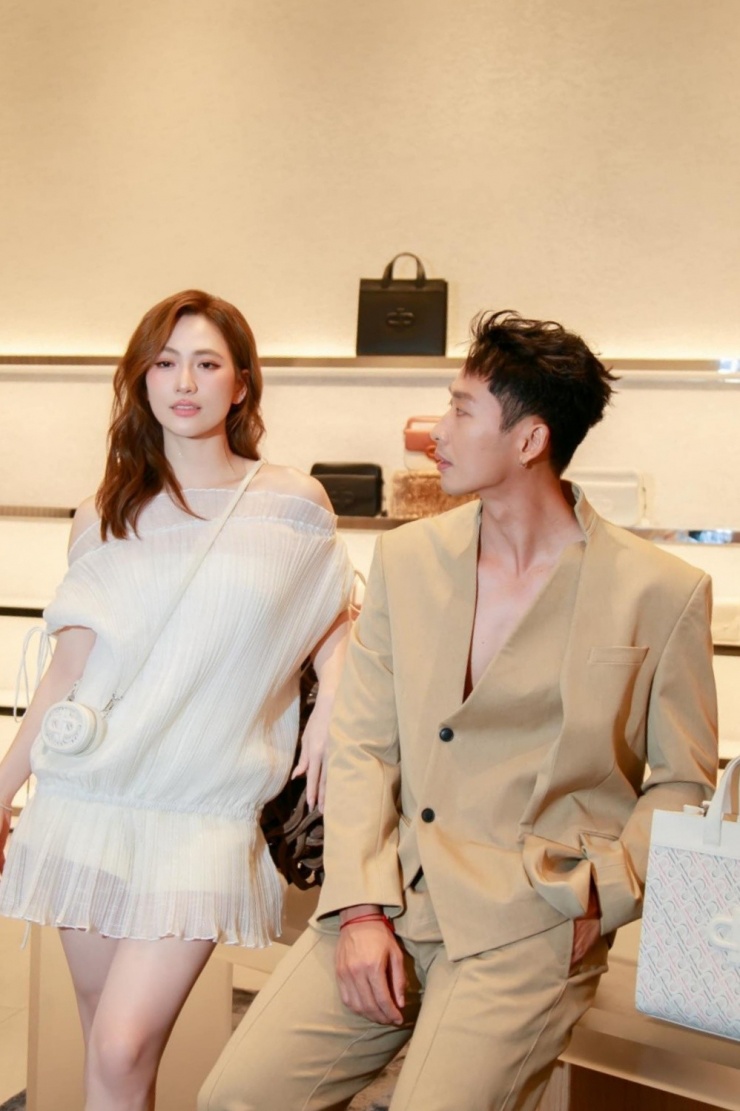 Họ thường được mời dự các chương trình ra mắt thương hiệu thời trang, khoe phong cách phối đồ thanh lịch.