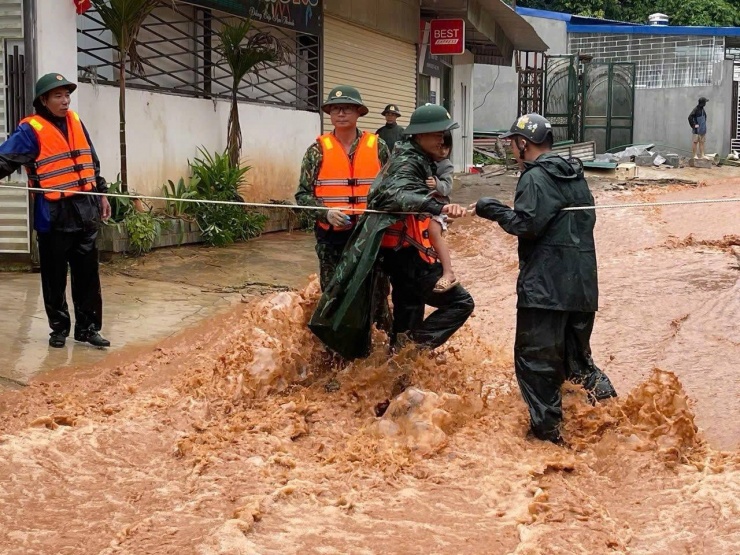 Trước tình hình cấp bách, lực lượng Công an tỉnh Điện Biên đã khẩn trương triển khai các biện pháp cứu hộ, cứu nạn và hỗ trợ nhân dân khắc phục hậu quả thiên tai. Ảnh: X.Đ