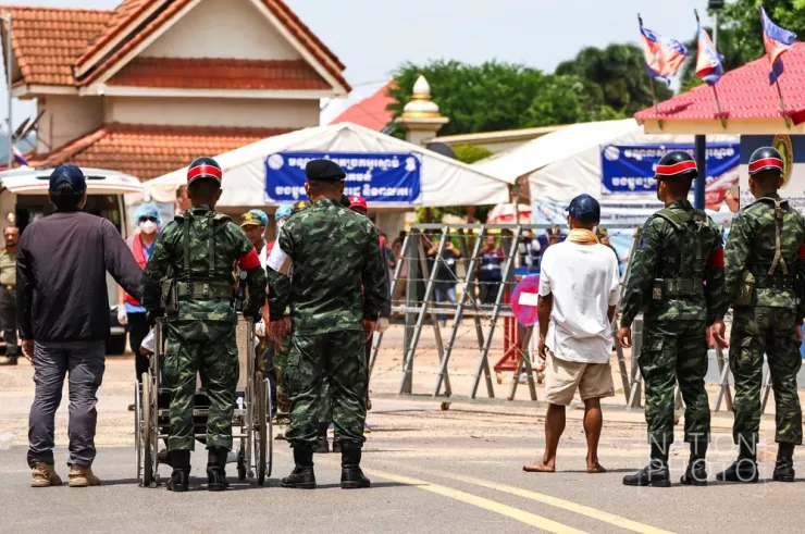 Thái Lan trao trả lính Campuchia. Ảnh: THE NATION