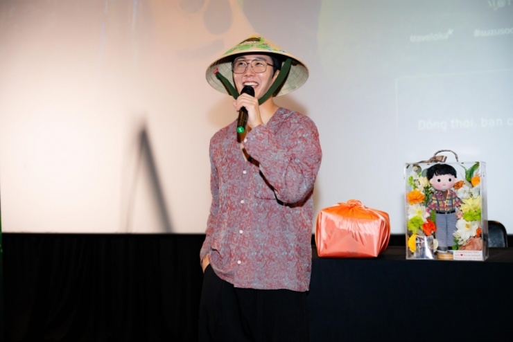 Nhiều fan chuẩn bị sẵn quà tặng Jung Il Woo như nón lá, búp bê. Anh được nhiều khán giả trong nước đặt biệt danh "rể Việt" sau khi ghi dấu trong phim đầu tay Gia đình là số một (2006). Anh đóng học sinh cá biệt, thích đua xe, yêu thầm cô giáo. Phim gây sốt châu Á suốt thời gian phát sóng, giúp tên tuổi tài tử liên tục được nhắc đến.