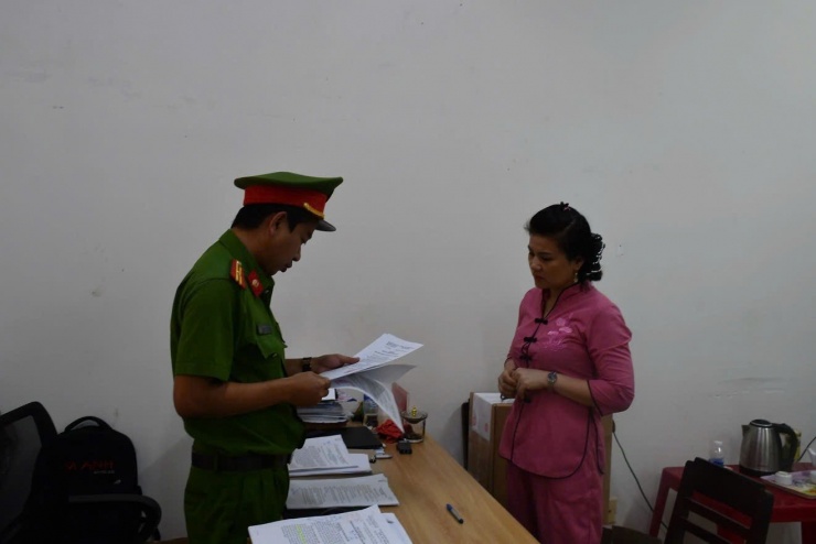 Cơ quan CSĐT Công an tỉnh Quảng Ngãi đọc lệnh khởi tố vụ án, khởi tố bị can và bắt tạm giam bảo mẫu Nguyễn Thị Quyên.