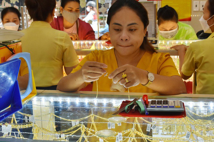Giá vàng hôm nay tiếp tục giảm