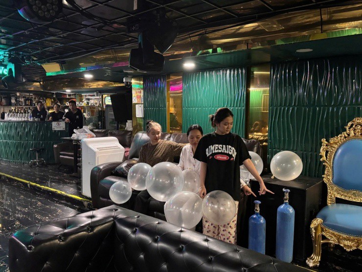 Quán bar S Pub bán bóng cười công khai cho khách.