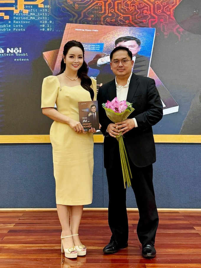 Diễn viên Mai Thu Huyền gặp gỡ ông Hoàng Nam Tiến tại buổi ra mắt cuốn sách Ứng dụng AI vào doanh nghiệp hôm 28/6.