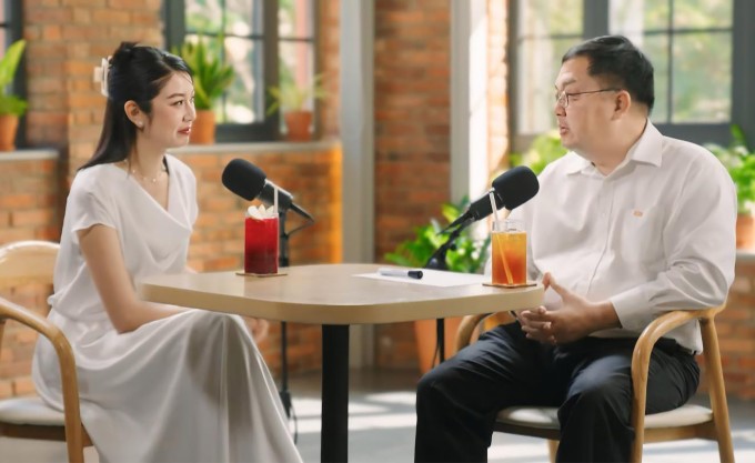 Host Thúy Vân trò chuyện cùng ông Hoàng Nam Tiến trong một chương trình podcast.