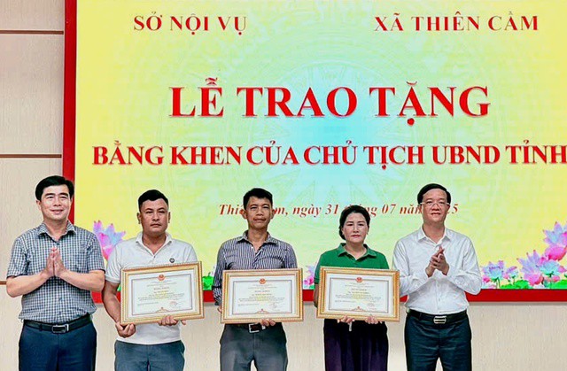 Trao tặng bằng khen của Chủ tịch UBND tỉnh Hà Tĩnh cho 3 công dân.