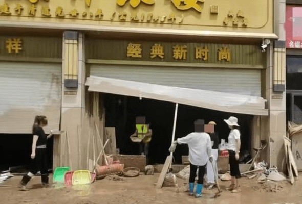 Nhiều người tìm kiếm vàng trong bùn đất. Ảnh: The Standard