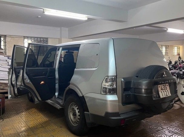 Một chiếc xe Mitsubishi Pajero chở tiền được ngân hàng bán đấu giá. Nguồn ảnh: Công ty Đấu giá Hợp danh Tài chính và giá cả Việt Nam.&nbsp;