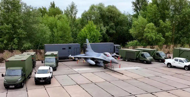 Các tổ hợp di động mới của Không quân Ukraine được thiết kế để giúp máy bay F-16 tiếp tục di chuyển và sống sót. (Nguồn: Come Back Alive)