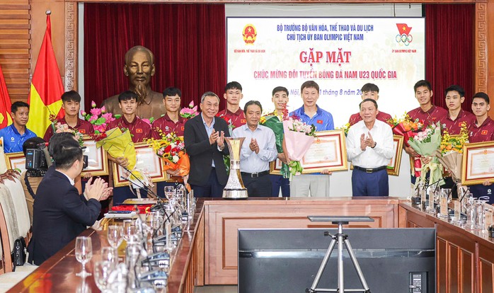Đội tuyển U23 Việt Nam vinh dự nhận Bằng khen của Thủ tướng Chính phủ. Ảnh: Đăng Huy