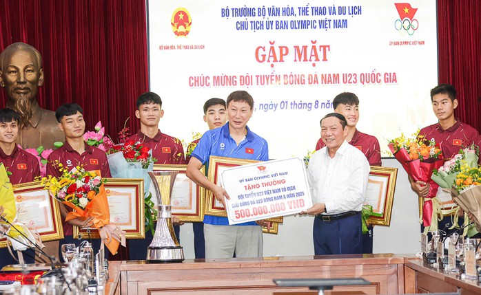 Bộ trưởng Nguyễn Văn Hùng cũng thay mặt Ủy ban Olympic Việt Nam trao thưởng 500 triệu đồng cho toàn đội