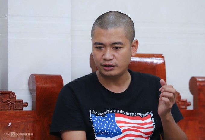 Anh Nguyễn Thanh Tùng kể lại thời điểm hai bố con gặp nạn trên biển Xuân Thành, sáng 1/8. Ảnh: Đức Hùng