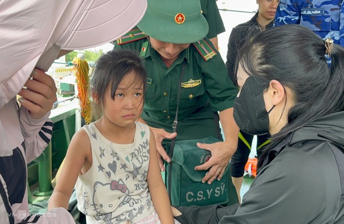 Phương Anh bật khóc khi gặp mẹ. Ảnh: Đức Long