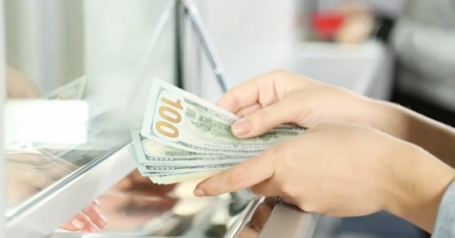 Gửi tiền tỷ vào ngân hàng, sốc nặng khi thấy tà...