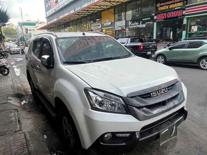 Chiếc xe đậu đối diện chung cư