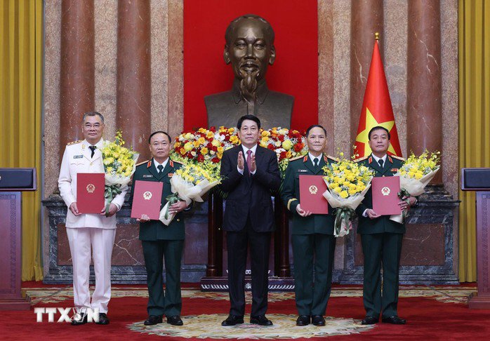 Chủ tịch nước Lương Cường trao Quyết định và tặng hoa chúc mừng các đồng chí được thăng quân hàm, cấp bậc hàm Thượng tướng. Ảnh: TTXVN