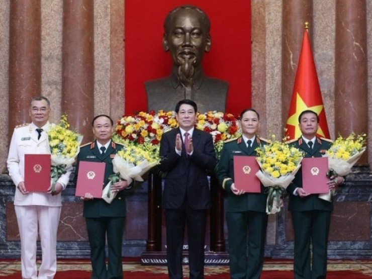 Chủ tịch nước Lương Cường trao quyết định thăng quân hàm, cấp bậc hàm cho 4 Thượng tướng