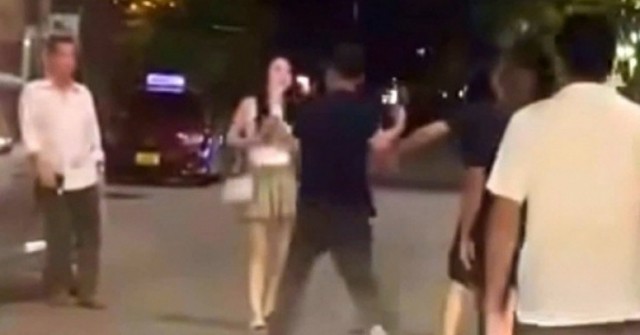 Vụ cô gái bị nhóm đàn ông hành hung trước quán ...