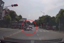 Clip: Vượt đèn đỏ gặp đúng xe rẽ ẩu, hai xe máy lao vào nhau trong tích tắc