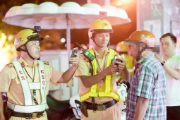 TP.HCM: Bị kiểm tra nồng độ cồn, người đàn ông bỏ lại xe máy rồi chạy bộ