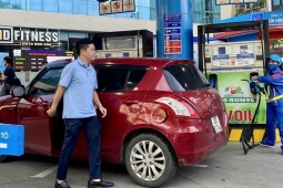 Tấp nập ô tô, xe máy đổ xăng E10 trong ngày đầu bán thí điểm tại Hà Nội