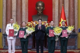 Chủ tịch nước Lương Cường trao quyết định thăng quân hàm, cấp bậc hàm cho 4 Thượng tướng