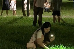 Cặp vợ chồng rơi nhẫn kim cương, người dân soi đèn, vạch cỏ tìm giúp trong đêm