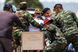 Video-Ảnh: Thái Lan thả 2 lính Campuchia, ông Hun Sen lên tiếng