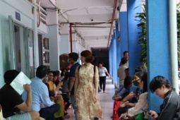 Tuyển bổ sung vào lớp 10: Chỗ vắng vẻ, nơi xếp hàng chờ  ' vé vớt ' 